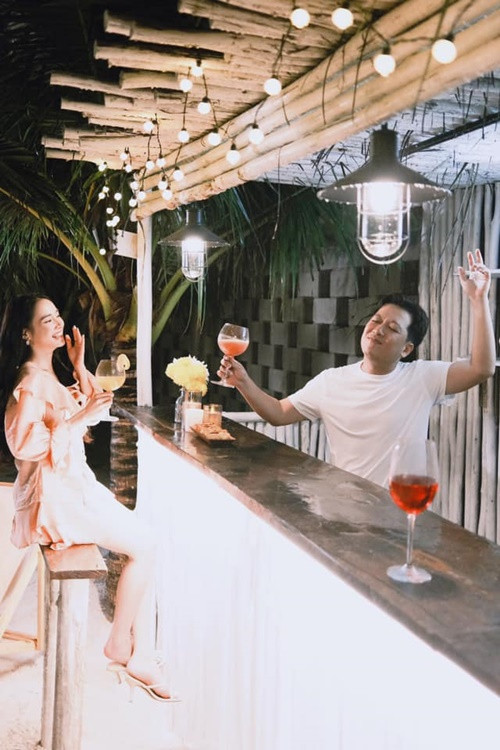 Vợ chồng Trường Giang vui vẻ tận hưởng sự bình yên sau những chuỗi ngày tất bật với công việc.