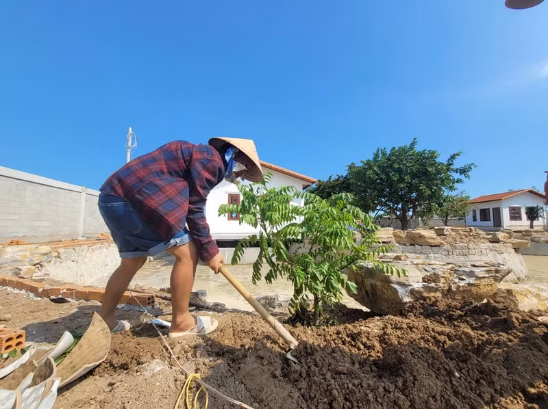 Yêu thích làm nông, Trường Giang vẫn trồng trọt dù đã giàu có.