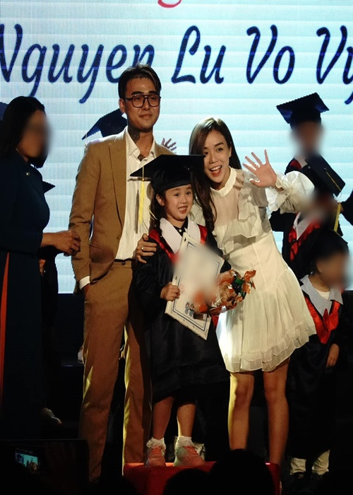 Nam rapper có mặt trong những sự kiện quan trọng của các con Bảo Ngọc. Trong ảnh, Đạt G dự lễ tốt nghiệp mầm non con gái đầu lòng của Bảo Ngọc. Ảnh: FB Bảo Ngọc.