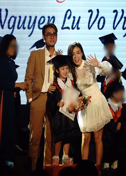 Nam rapper có mặt trong những sự kiện quan trọng của các con Bảo Ngọc. Trong ảnh, Đạt G dự lễ tốt nghiệp mầm non con gái đầu lòng của Bảo Ngọc. Ảnh: FB Bảo Ngọc.