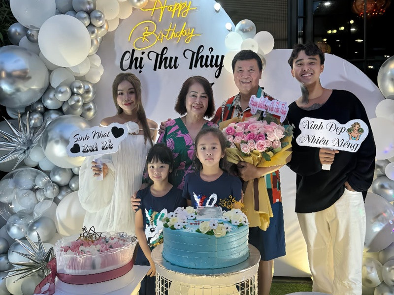 Đạt G chụp ảnh cùng các con riêng của Bảo Ngọc trong tiệc sinh nhật. Ảnh: FB Bảo Ngọc.