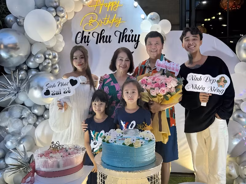 Đạt G chụp ảnh cùng các con riêng của Bảo Ngọc trong tiệc sinh nhật. Ảnh: FB Bảo Ngọc.