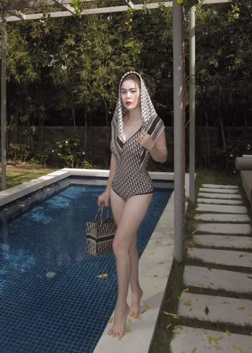 Áo tắm giúp người đẹp gốc Trà Vinh khoe trọn hình thể nuột nà.