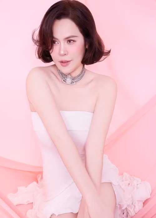 Phương Lê có số đo ba vòng 89-60-96 cm, chiều cao 1m72.