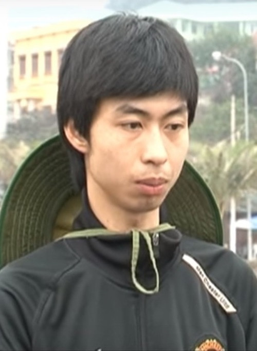 Theo Vietnamnet, Đen Vâu từng có 7 năm làm công nhân vệ sinh trên biển Hạ Long. Có thời gian Đen Vâu xin nghỉ không lương, cùng em trai mở một quán cà phê. Năm 2016, anh chính thức nghỉ việc, đóng quán rồi bước chân vào giới underground. Ảnh: Vietnamnet.