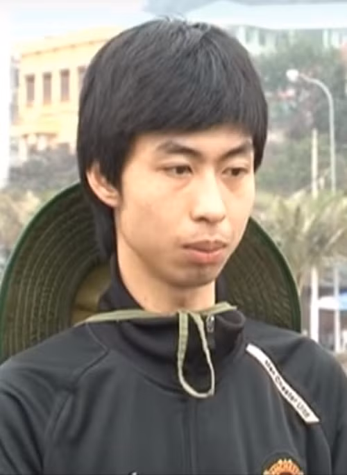 Theo Vietnamnet, Đen Vâu từng có 7 năm làm công nhân vệ sinh trên biển Hạ Long. Có thời gian Đen Vâu xin nghỉ không lương, cùng em trai mở một quán cà phê. Năm 2016, anh chính thức nghỉ việc, đóng quán rồi bước chân vào giới underground. Ảnh: Vietnamnet.