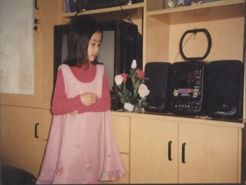 Nữ ca sĩ điệu đà từ nhỏ. Ảnh: Khám Phá.