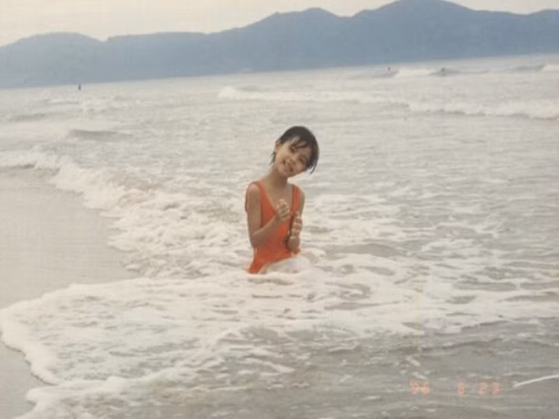 Ngày nhỏ, Hoàng Thùy Linh rất xinh xắn. Ảnh: Khám Phá.