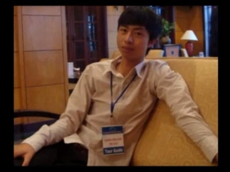 "...Ba mẹ làm lụng vất vả nhưng trẻ con như tôi thì được chơi thỏa thích, không phải lo nghĩ gì nhiều. Tuổi thơ đó rất đẹp, tôi không thể quên được", anh nói. Ảnh: Thương Hiệu Pháp Luật.