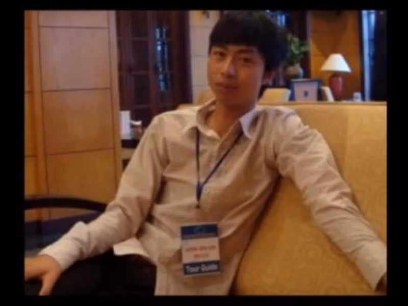 "...Ba mẹ làm lụng vất vả nhưng trẻ con như tôi thì được chơi thỏa thích, không phải lo nghĩ gì nhiều. Tuổi thơ đó rất đẹp, tôi không thể quên được", anh nói. Ảnh: Thương Hiệu Pháp Luật.