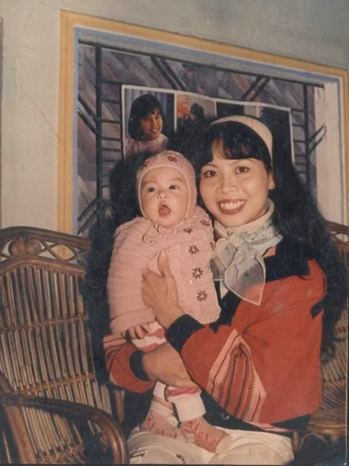 Hoàng Thùy Linh là con gái bà Lê Thu Huệ. Theo Gia Đình &amp; Xã Hội, bà Lê Thu Huệ từng là biên đạo múa của Nhà hát ca múa nhạc Thăng Long. Ảnh: Khám Phá.