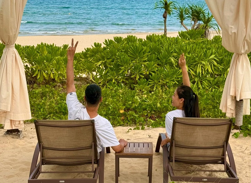  MC Phan Anh vừa chia sẻ hình ảnh bên vợ trong kỳ nghỉ dưỡng. “Đôi trẻ tức cảnh sinh tình, đang rủ rỉ tâm sự thì bị phá đám bởi tiếng gọi: “Anh chị chụp cái ảnh nào”. Cũng nhí nhảnh giơ hai tay lên trời, mà chụp xong con bảo: “Ảnh đẹp quá! Anh chị giấu mặt tự động đẹp”. Con với chả cái. Mai bố mẹ họa mặt, tạo kiểu, lên đồ, chấp hết cả ba đứa cho biết mặt bây giờ”, Phan Anh viết.