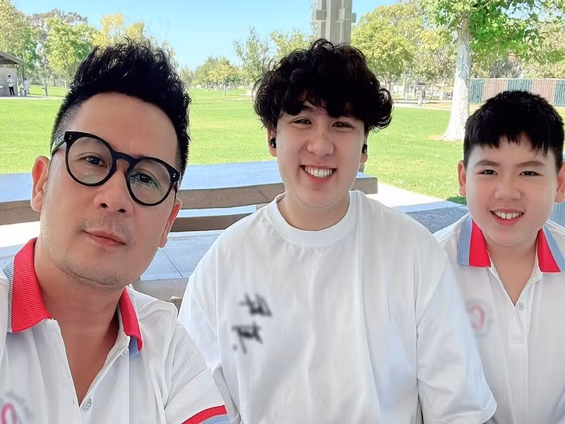 Bằng Kiều vướng lịch ghi hình chương trình Anh trai vượt ngàn chông gai nên không thể có mặt trong lễ tốt nghiệp lớp 12 của con trai thứ hai. Ảnh: FB Bằng Kiều.