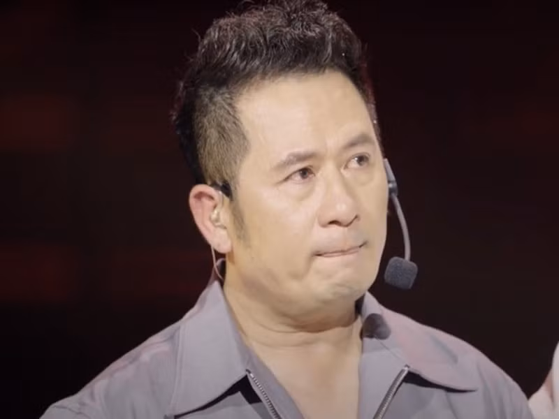 Trước đó, anh nghẹn ngào thừa nhận bản thân đã thiếu sót vì vắng mặt trong lễ tốt nghiệp của Colin. Ảnh: VOV.