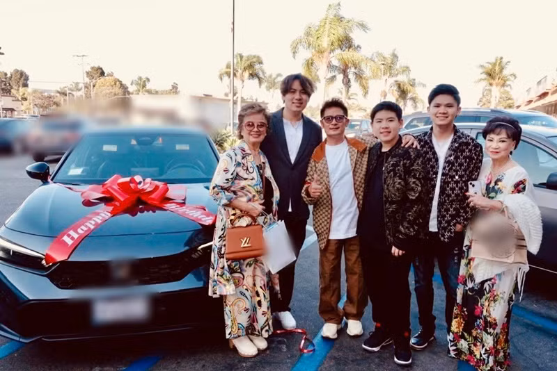 "Chúc mừng sinh nhật 18 tuổi chàng trai đẹp trai của cả nhà. Năm nay vừa tròn 18 và bước vào đại học nên sinh nhật năm nay rất đặc biệt với con. Bố chúc Colin bước vào cuộc đời sinh viên thật vui, mạnh khoẻ, học giỏi để trở thành 1 người lương thiện và nhân hậu, có ích cho xã hội", Bằng Kiều nhắn nhủ con trai. Ảnh: FB Bằng Kiều.