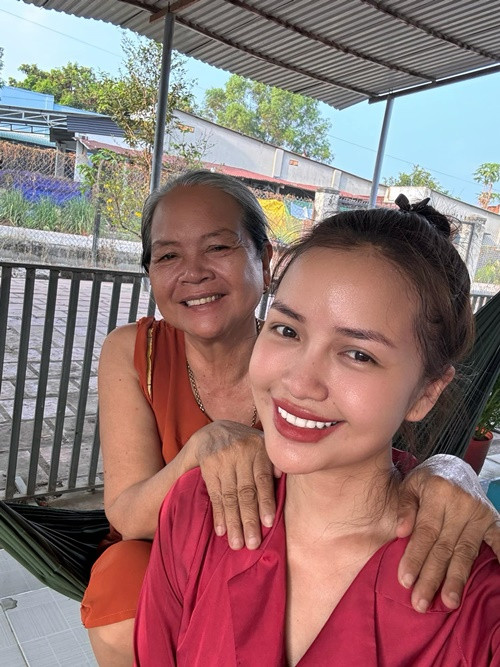 Đến khi con gái nổi tiếng, mẹ Ngọc Châu vẫn sống giản dị. Ảnh: FB Ngọc Châu.