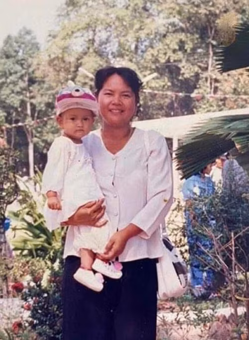 Mẹ Ngọc Châu làm mẹ đơn thân vì lo lắng cho các con. Ảnh: FB Ngọc Châu.