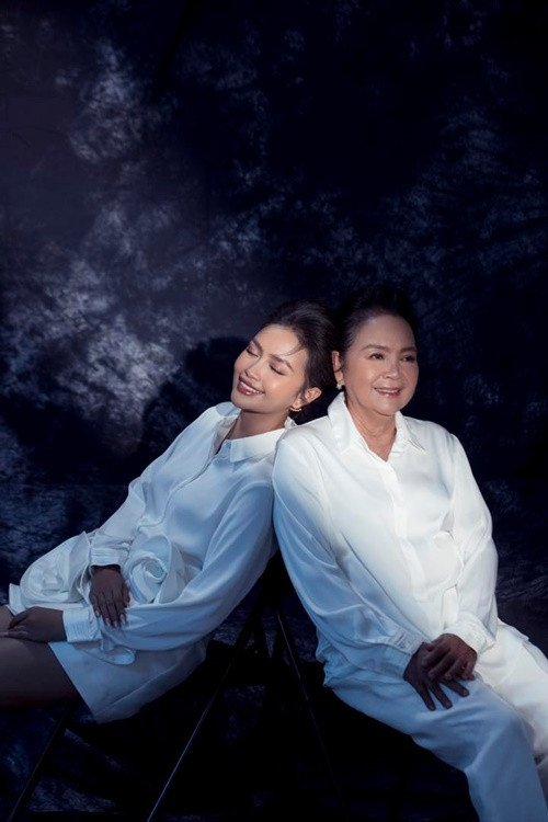 Mẹ Ngọc Châu mặc đồng điệu cùng con gái chụp ảnh nghệ thuật. Ảnh: FB Ngọc Châu.