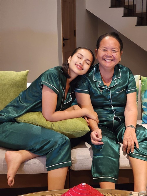 Mẹ Ngọc Châu sống ở quê nhà, thi thoảng lên Sài Gòn thăm con gái. Ảnh: FB Ngọc Châu.