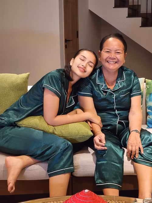 Mẹ Ngọc Châu sống ở quê nhà, thi thoảng lên Sài Gòn thăm con gái. Ảnh: FB Ngọc Châu.