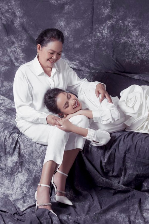 "Mẹ thấy mẹ trẻ hơn mấy tuổi khi được trang điểm như vậy", bà Đặng Thị Gái trò chuyện cùng con gái. Ảnh: FB Ngọc Châu.