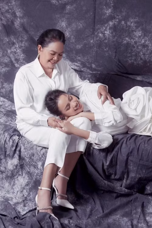 "Mẹ thấy mẹ trẻ hơn mấy tuổi khi được trang điểm như vậy", bà Đặng Thị Gái trò chuyện cùng con gái. Ảnh: FB Ngọc Châu.