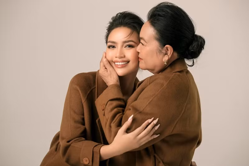 Mẹ Ngọc Châu lần hiếm hoi trang điểm, làm tóc, mặc lộng lẫy. Ảnh: FB Ngọc Châu.