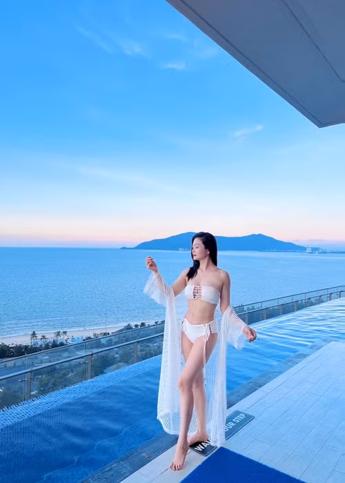 Dien vien Kieu Anh tung anh bikini khoe dang nuot o tuoi 42