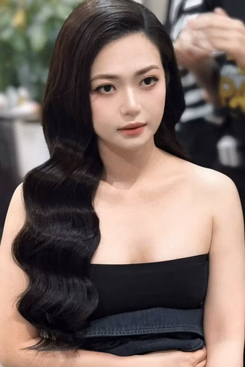 Ngày càng xinh, Kiều Anh vướng nghi vấn phẫu thuật thẩm mỹ. Đối mặt với tin đồn "dao kéo", cô phủ nhận. "Tôi vẫn thích nét đẹp tự nhiên hơn, dù nó không hoàn hảo", Kiều Anh chia sẻ.