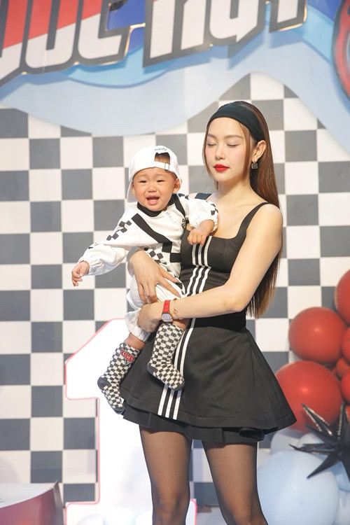 "Yêu lắm những khoảnh khắc làm con vui vẻ hạnh phúc. Và chúc mừng mẹ Hằng đã tốt nghiệp năm đầu đời của em Mỡ, từ em bé không răng nay em đã được 8 cái", Minh Hằng chia sẻ. Ảnh: FB Minh Hằng.