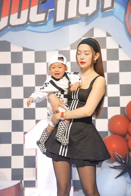 "Yêu lắm những khoảnh khắc làm con vui vẻ hạnh phúc. Và chúc mừng mẹ Hằng đã tốt nghiệp năm đầu đời của em Mỡ, từ em bé không răng nay em đã được 8 cái", Minh Hằng chia sẻ. Ảnh: FB Minh Hằng.