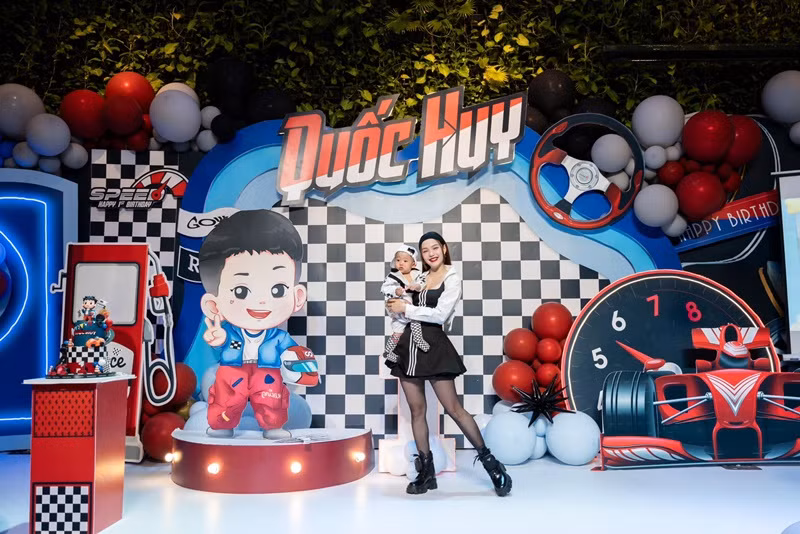 Minh Hằng và con trai mặc trang phục trắng đen theo chủ đề đường đua xe. Ảnh: FB Minh Hằng.