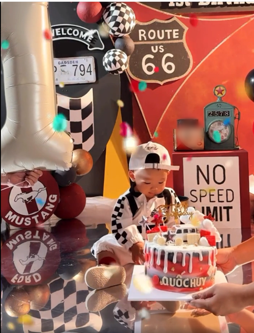 Có mẹ là ca sĩ nổi tiếng, bố là doanh nhân, bé Mỡ sinh ra "đã ngậm thìa vàng". Ảnh: Instagram bé Mỡ.