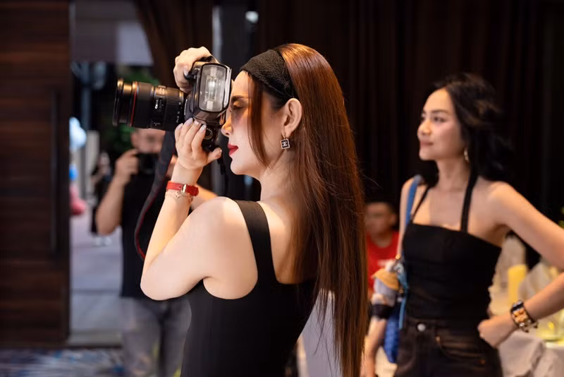 Minh Hằng trổ tài chụp ảnh tiệc sinh nhật của quý tử. Ảnh: FB Minh Hằng.