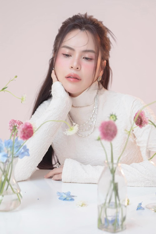 Mới đây, vụ việc Phương Lê chế lời Quốc ca trong một livestream khiến dư luận phẫn nộ. Ảnh: FB Phương Lê.