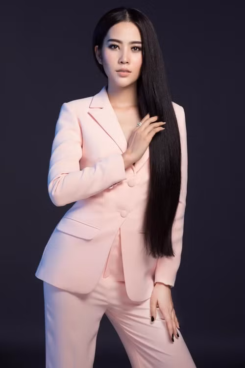 Cuối tháng 2, Hoa khôi Nam Em liên tục livestream “bóc” showbiz. Vì loạt livestream này, người đẹp bị phạt 37,5 triệu đồng. Giữa tháng 3, trong một livestream, Nam Em bất ngờ leo ra ngoài ban công. Sau đó, Nam Em bị phạt 10 triệu, đồng thời bị kiến nghị ngăn chặn các tài khoản mạng xã hội. Ảnh: FB Nam Em.