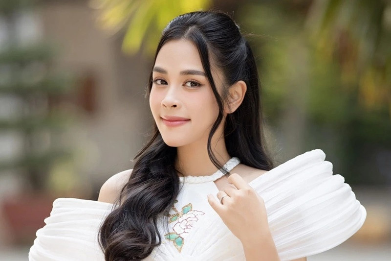 Giữa ồn ào, Quốc Nghiệp cho biết, Ngọc Mai sang biểu diễn cho một chương trình từ thiện gây quỹ còn anh du lịch Mỹ cùng gia đình. “Nhằm tiết kiệm ngân quỹ cho các em nhỏ cả đoàn luôn được các tình nguyện viên chuyên chở và cho ở nhờ. Sau hơn 2 tuần xa cách, cả gia đình vui mừng gặp lại trong ngôi nhà của một cô chú tình nguyện viên để chờ vô ngôi nhà ở chính. Chồng vợ, cha con hạnh phúc vui đùa nên không để ý xung quanh, không kiểm soát chi tiết gì lọt vào camera”, chồng Ngọc Mai phân trần. Ảnh: Vietnamnet.