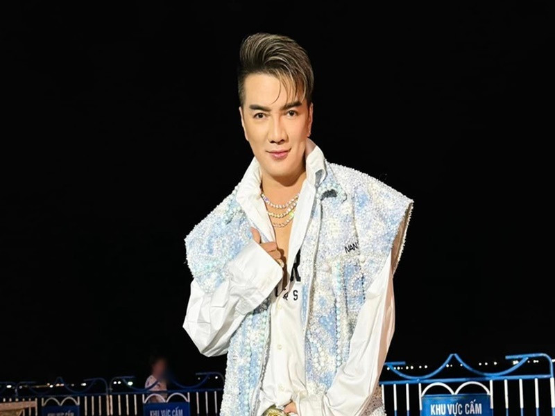 Trước Hoa hậu Phương Lê, không ít sao Việt dính lùm xùm trong 8 tháng qua. Đàm Vĩnh Hưng là một trong số đó. Tháng 7, nam ca sĩ bị xử phạt hành chính 27,5 triệu đồng cũng như bị cấm diễn và cấm ra sản phẩm nghệ thuật trong 9 tháng sau khi đeo huy hiệu “lạ” trong đêm nhạc tháng 5/2024. Ảnh: FB Đàm Vĩnh Hưng.