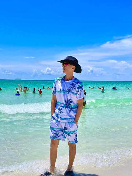 "Mệt mỏi run rẩy và yếu quá nhưng vẫn ráng làm việc đợi đến ngày đến bệnh viện để mổ. Và phải nằm viện 2 tuần. Sau đó về nhà nghỉ 1 tháng để phục hồi", nam ca sĩ tâm sự với một người bạn. Ảnh: FB Kasim Hoàng Vũ.