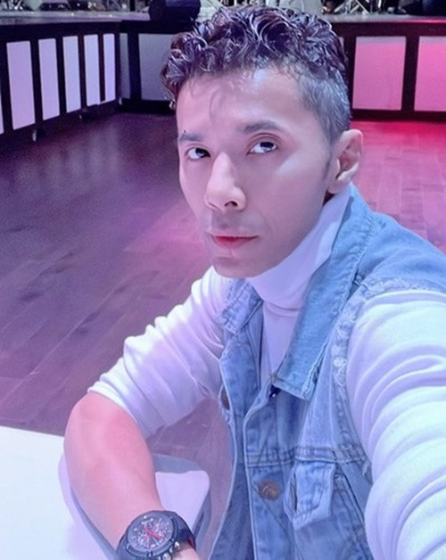 Nam ca sĩ ăn ít hơn trước và chỉ ăn đồ mềm sau ca phẫu thuật nên cơ hàm không hoạt động nhiều khiến ngoại hình trở nên gầy gò. Ảnh: FB Kasim Hoàng Vũ.