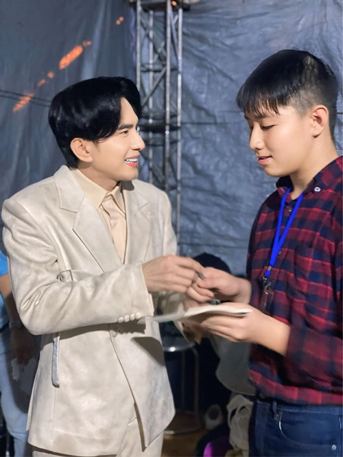 "Hôm qua 6h sáng mẹ dậy make up đã thấy Hai Pháo thức trước rồi, còn tự soạn sơ mi, chịu mặc quần dài, đóng thùng chỉn chu và chọn đôi giày trắng đẹp nhất để xin đi Trà Vinh cùng mẹ. Hỏi ra mới biết, ảnh mong gặp một người... Hồi xưa mẹ cũng mong được một lần gặp mặt, chưa dám mơ là có được tấm ảnh cùng thần tượng. Nhìn con tít mắt khi xin được chữ ký mà mẹ vui lây", Lê Phương chia sẻ.