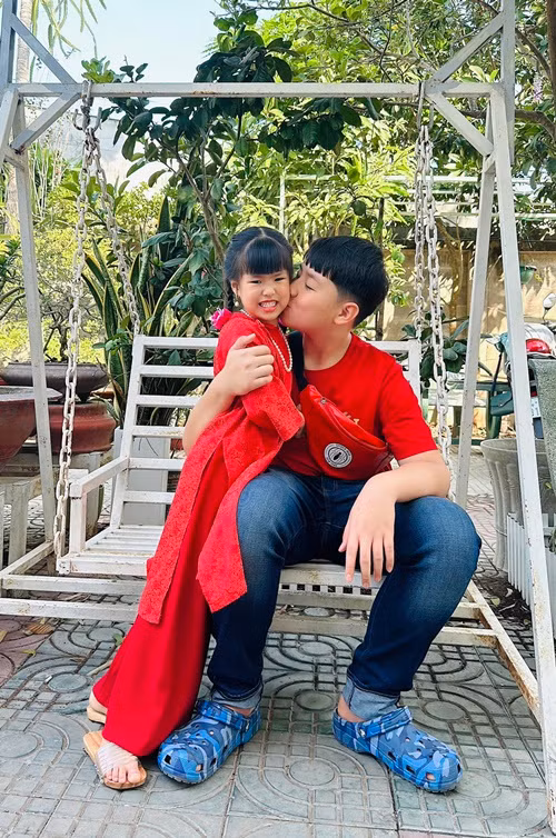 Cậu nhóc rất yêu thương em gái cùng mẹ khác cha.