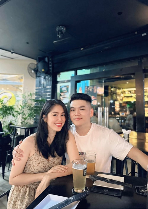 Nữ diễn viên chia sẻ về hôn nhân cách đây không lâu: "Hồi mới quen hai đứa còn vất vả, cưới nhau xong cố gắng rất nhiều cuối cùng cũng không còn trẻ nữa... Thôi, bình yên là được rồi! Kỷ niệm 8 năm về với nhau! Mãi như vậy nha chồng!".