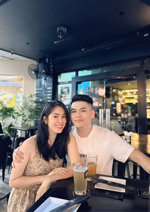 Nữ diễn viên chia sẻ về hôn nhân cách đây không lâu: "Hồi mới quen hai đứa còn vất vả, cưới nhau xong cố gắng rất nhiều cuối cùng cũng không còn trẻ nữa... Thôi, bình yên là được rồi! Kỷ niệm 8 năm về với nhau! Mãi như vậy nha chồng!".