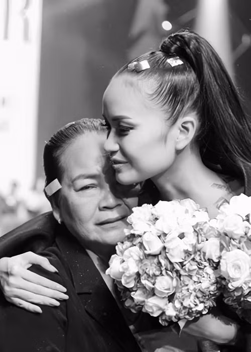 Mẹ Ngọc Châu vất vả một mình nuôi ba con sau khi chồng mất. Nàng hậu từng chia sẻ, mẹ là người quan trọng nhất cuộc đời cô. Ảnh: FB Trần Việt Bảo Hoàng.