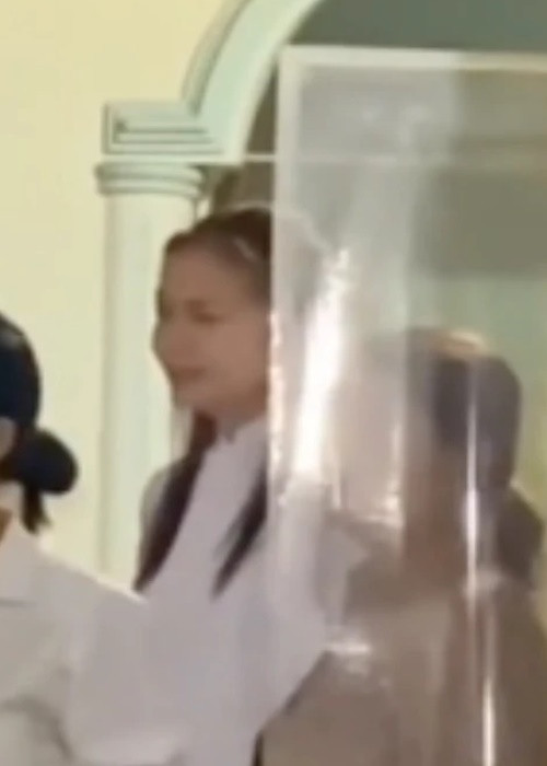 Ngọc Châu khóc sưng mắt vì sự ra đi đột ngột của đấng sinh thành. Ảnh: Saostar.