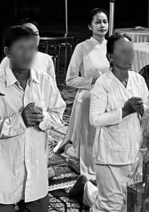 Ngọc Châu trông tiều tụy, cố nén đau buồn để lo đám tang của mẹ. Ảnh: Saostar.