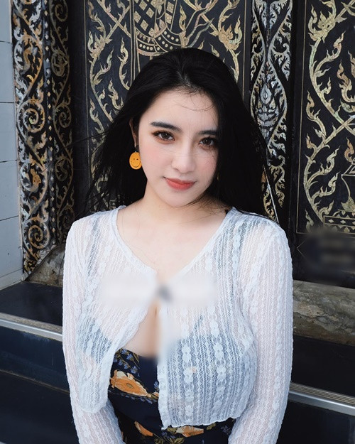 Gương mặt xinh đẹp cùng body nóng bỏng là lợi thế của cô nàng.