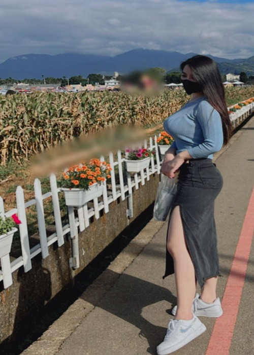 Hot girl siêu vòng một khoe dáng chữ S với váy áo bó sát.