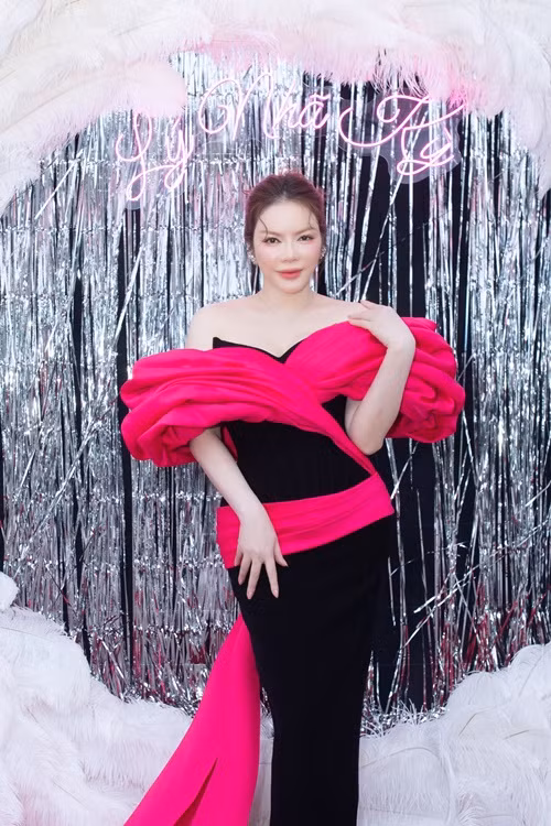 Độc thân vài năm qua, Lý Nhã Kỳ chia sẻ trong cuộc phỏng vấn với Báo Giao Thông: “Thật ra có rất nhiều người đàn ông yêu, chinh phục tôi nhưng tôi không đáp trả không phải vì họ tệ. Trái lại họ quá hoàn hảo, giỏi giang nên không hợp với tôi. Nhưng cũng có những người đàn ông đứng trước tôi nhưng không tự tin về kiến thức, kinh tế hay sự nổi tiếng. Họ không tự tin bước đi cùng tôi. Cái tôi cần là cảm xúc hơn”. Ảnh: FB Lý Nhã Kỳ.